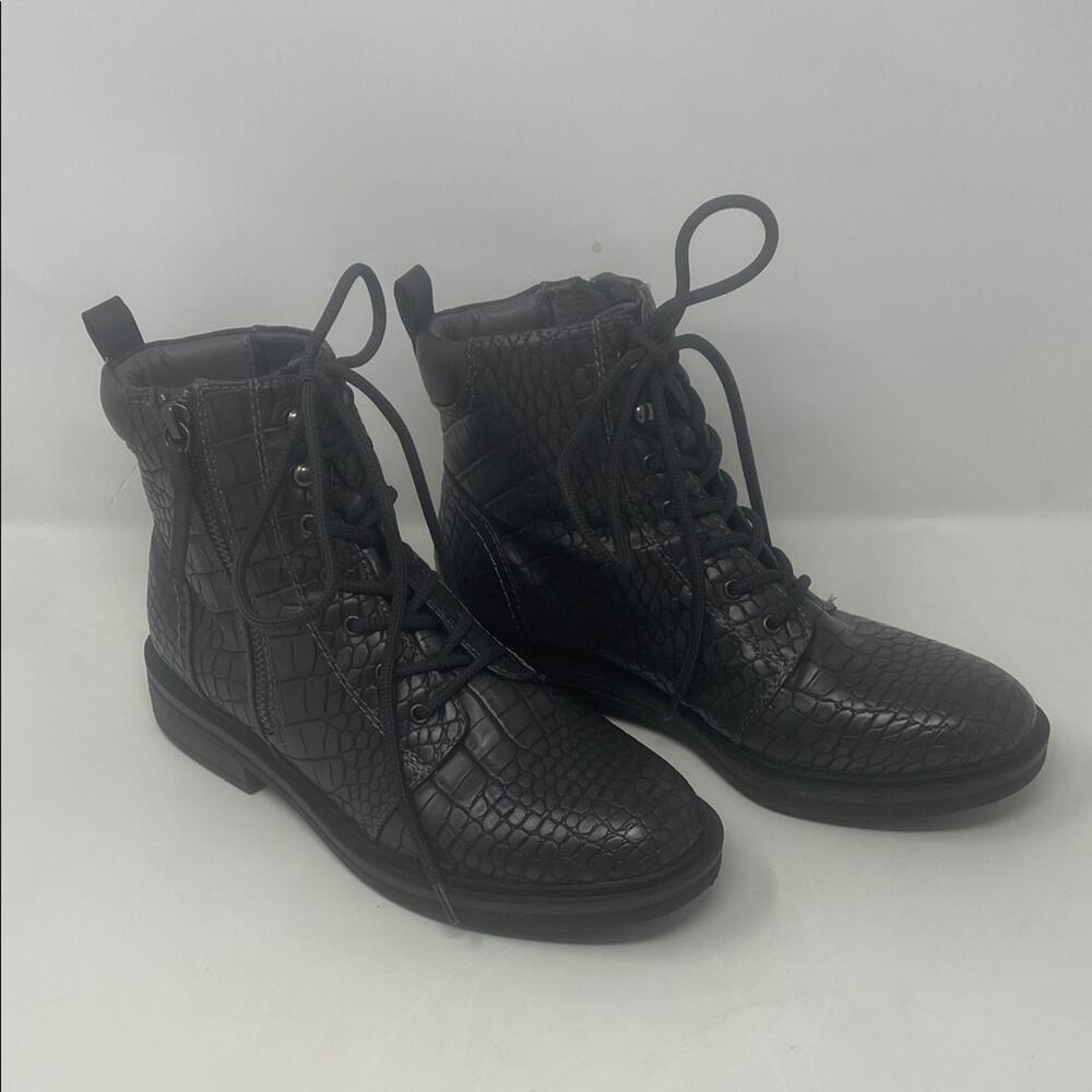 NWOB Bare Traps AMYSUE Ankle Bootie Gray Slate Croc Faux Leather Women's 7.5
